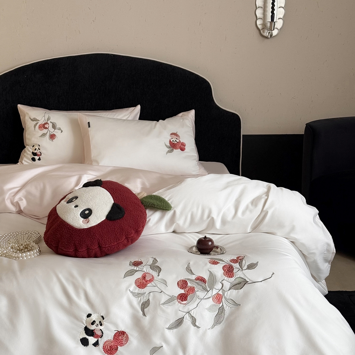 91家纺网 家纺一手货源 找家纺 鹿班家居 2026春季新品100S长绒棉精密刺绣系列四件套-熊猫荔荔 熊猫荔荔-粉色（标准会员-20元）