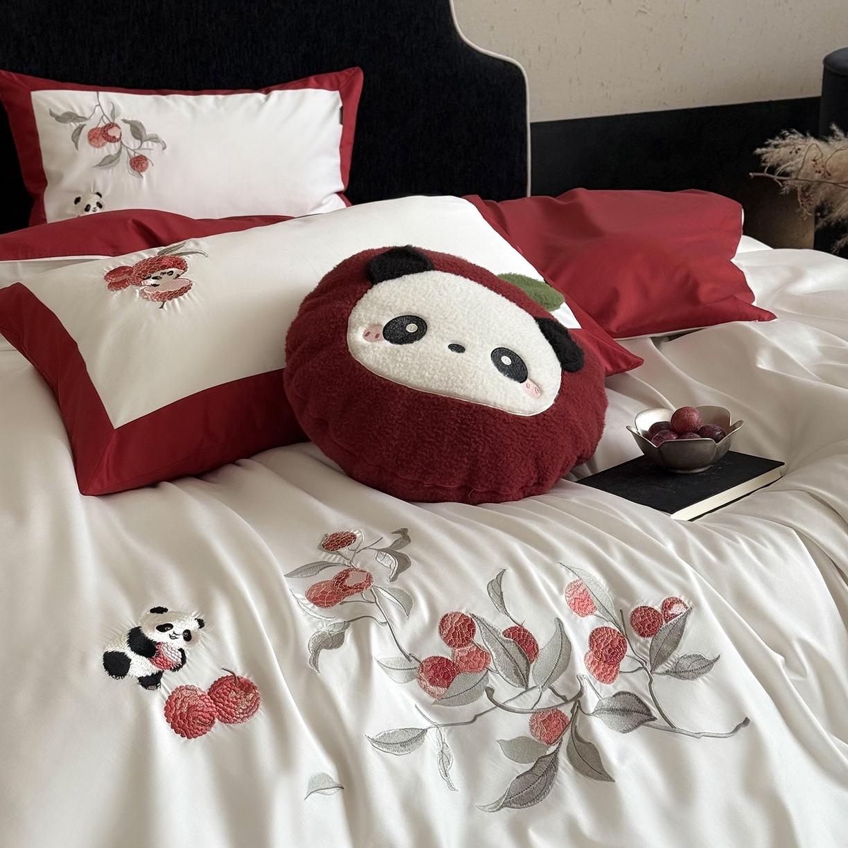 91家纺网 家纺一手货源 找家纺 鹿班家居 2026春季新品100S长绒棉精密刺绣系列四件套-熊猫荔荔 熊猫荔荔-红色（标准会员-20元）