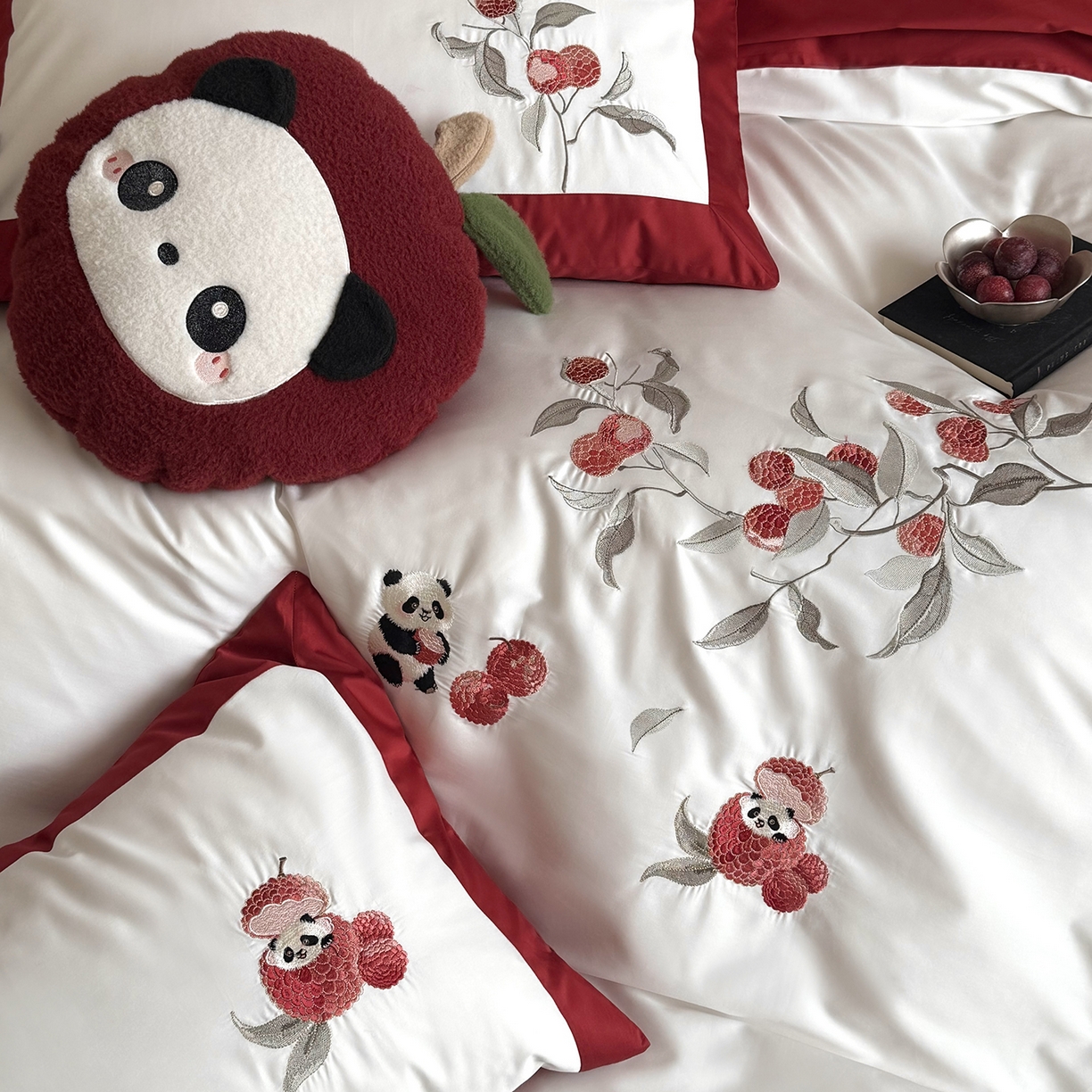 91家纺网 家纺一手货源 找家纺 （总）鹿班家居 2026春季新品100S长绒棉精密刺绣系列四件套-熊猫荔荔（标准会员-20元）