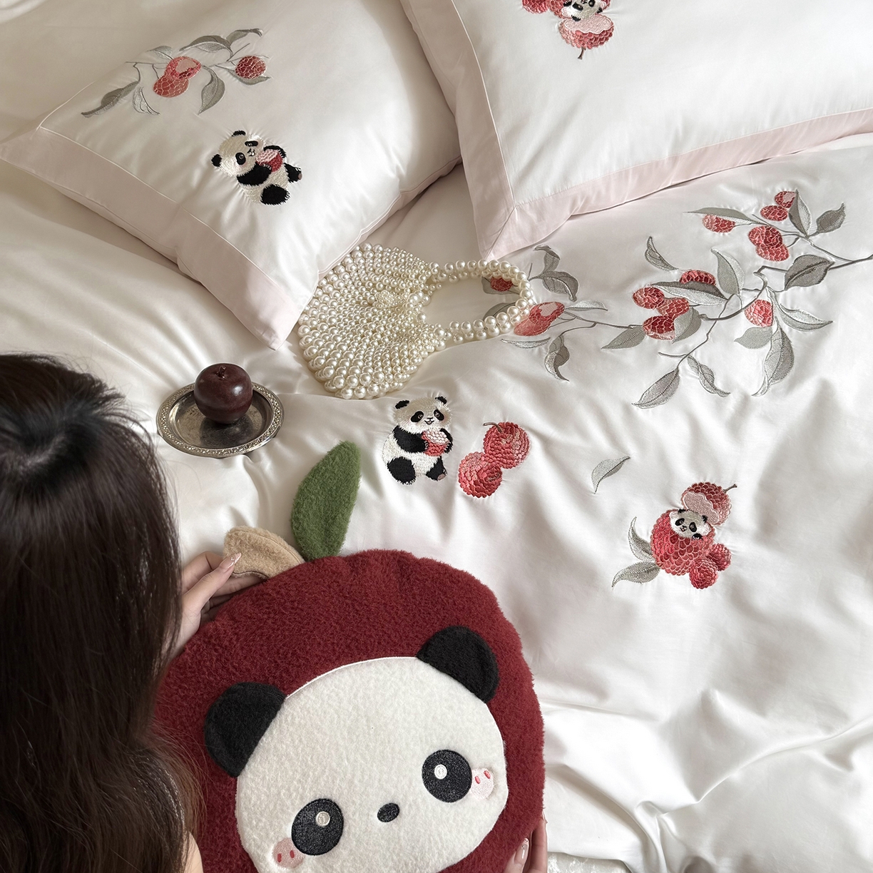 91家纺网 家纺一手货源 找家纺 鹿班家居 2026春季新品100S长绒棉精密刺绣系列四件套-熊猫荔荔 熊猫荔荔-粉色（标准会员-20元）