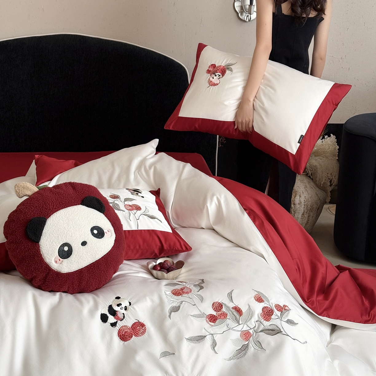 91家纺网 家纺一手货源 找家纺 鹿班家居 2026春季新品100S长绒棉精密刺绣系列四件套-熊猫荔荔 熊猫荔荔-红色（标准会员-20元）