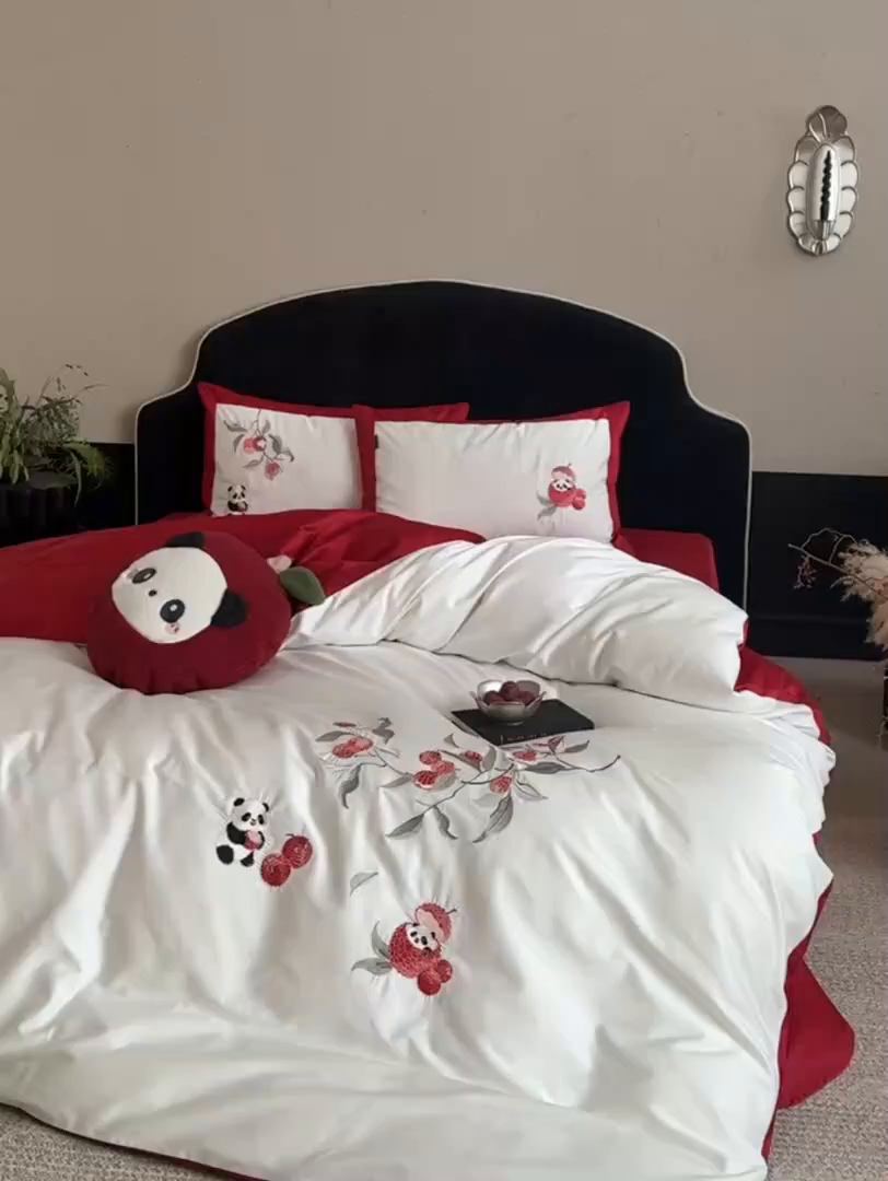 91家纺网 家纺一手货源 找家纺 鹿班家居 2026春季新品100S长绒棉精密刺绣系列四件套-熊猫荔荔 熊猫荔荔-红色（标准会员-20元）