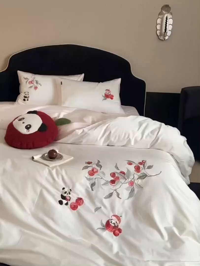 91家纺网 家纺一手货源 找家纺 鹿班家居 2026春季新品100S长绒棉精密刺绣系列四件套-熊猫荔荔 熊猫荔荔-粉色（标准会员-20元）