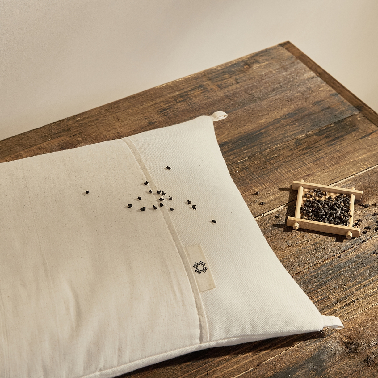 91家纺网 家纺一手货源 找家纺 境月枕芯坊 2026新款可拆洗棉麻黑苦荞枕枕头枕芯 可拆洗棉麻黑苦荞枕-小号