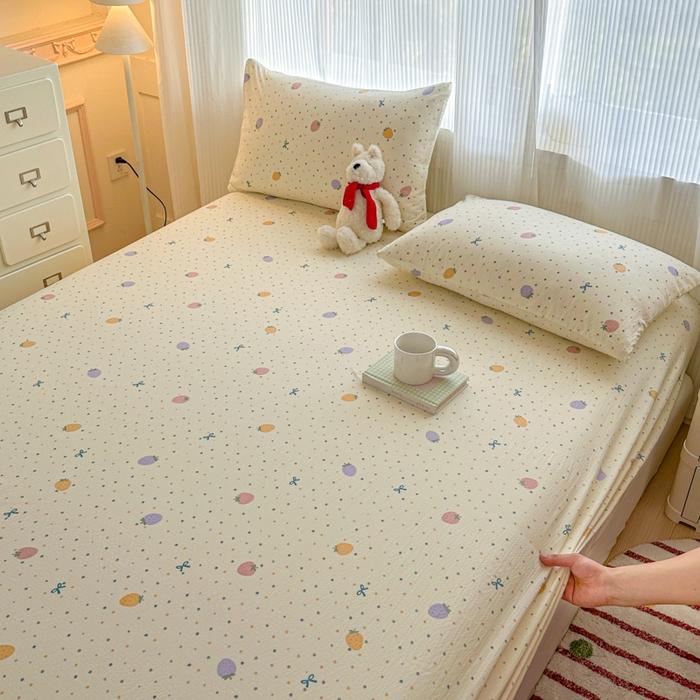 91家纺网 家纺一手货源 找家纺 温眠家纺 2025新款高克重云感双层纱床笠三件套学生床二件套床笠单品 双层纱床笠-草莓波点