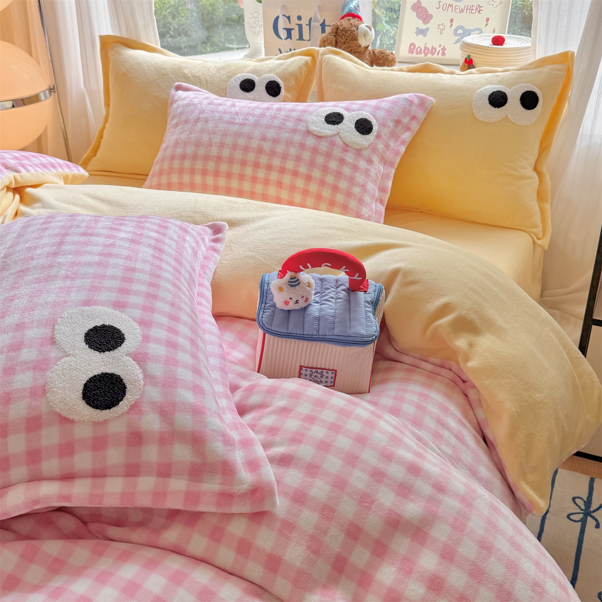 91家纺网 家纺一手货源 找家纺 （总）温眠家纺 2025新款ins加厚毛巾绣大眼睛混搭撞色奶油格子牛奶绒四件套