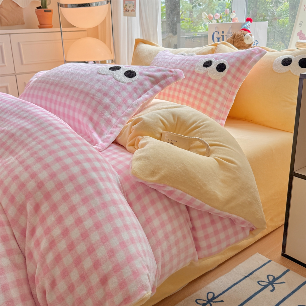 91家纺网 家纺一手货源 找家纺 （总）温眠家纺 2025新款ins加厚毛巾绣大眼睛混搭撞色奶油格子牛奶绒四件套