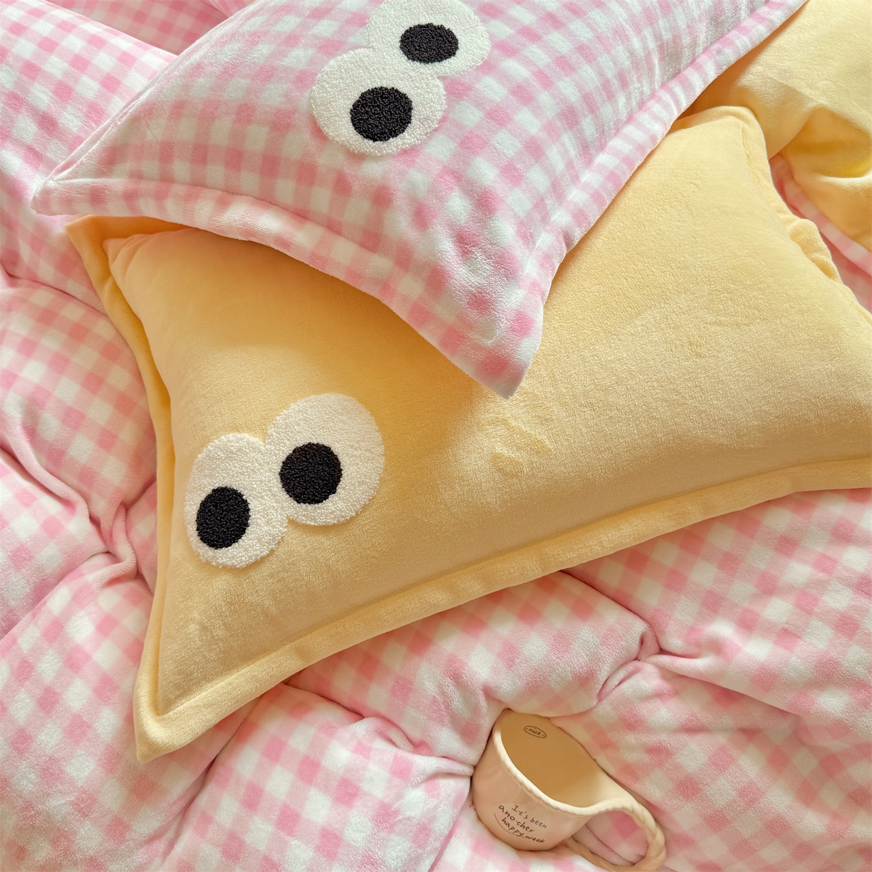 91家纺网 家纺一手货源 找家纺 （总）温眠家纺 2025新款ins加厚毛巾绣大眼睛混搭撞色奶油格子牛奶绒四件套