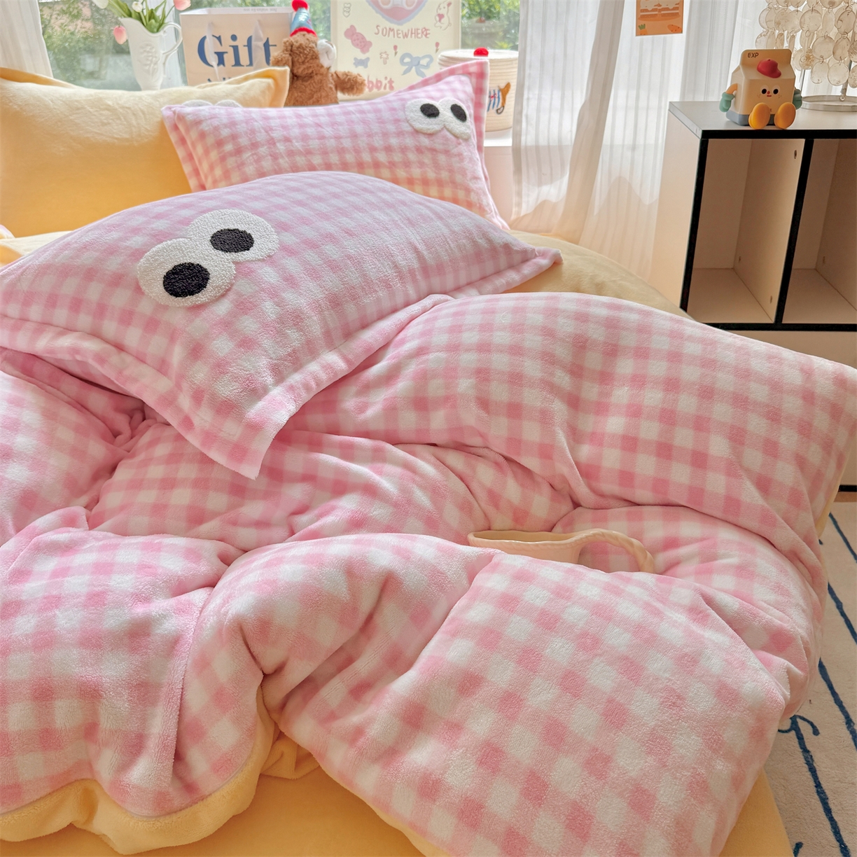 91家纺网 家纺一手货源 找家纺 （总）温眠家纺 2025新款ins加厚毛巾绣大眼睛混搭撞色奶油格子牛奶绒四件套