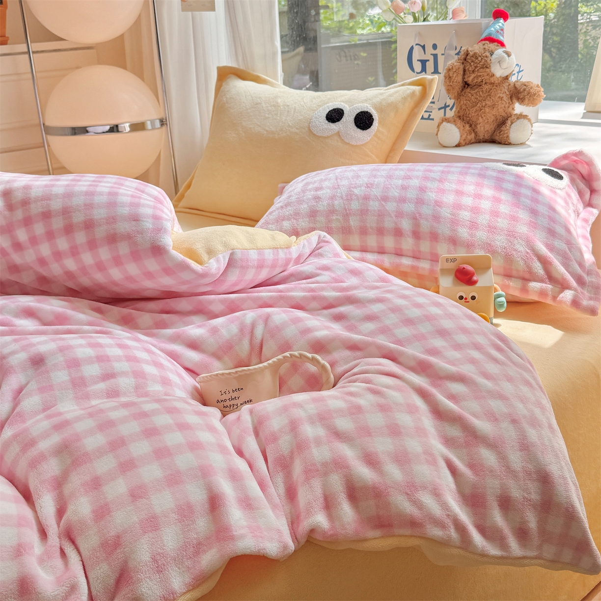 91家纺网 家纺一手货源 找家纺 （总）温眠家纺 2025新款ins加厚毛巾绣大眼睛混搭撞色奶油格子牛奶绒四件套