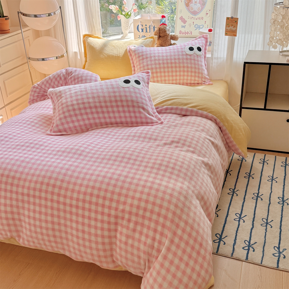 91家纺网 家纺一手货源 找家纺 （总）温眠家纺 2025新款ins加厚毛巾绣大眼睛混搭撞色奶油格子牛奶绒四件套