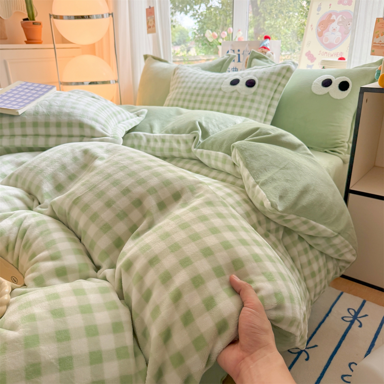 91家纺网 家纺一手货源 找家纺 （总）温眠家纺 2025新款ins加厚毛巾绣大眼睛混搭撞色奶油格子牛奶绒四件套