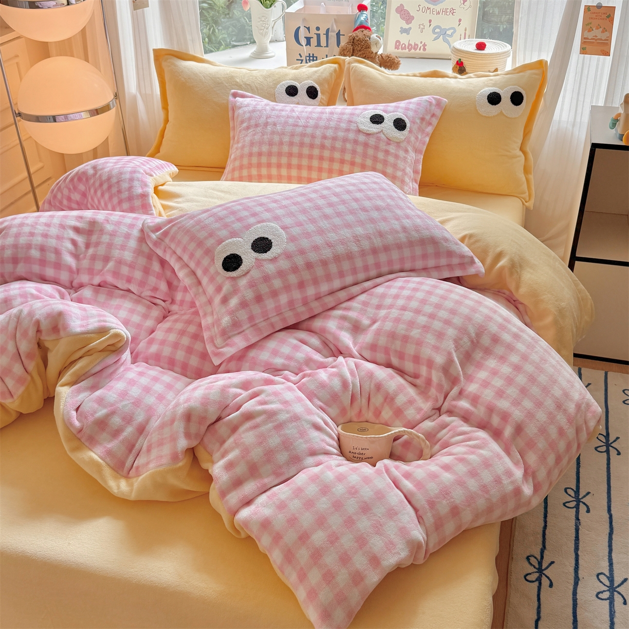 91家纺网 家纺一手货源 找家纺 温眠家纺 2025新款ins加厚毛巾绣大眼睛混搭撞色奶油格子牛奶绒四件套 绒-粉格米黄