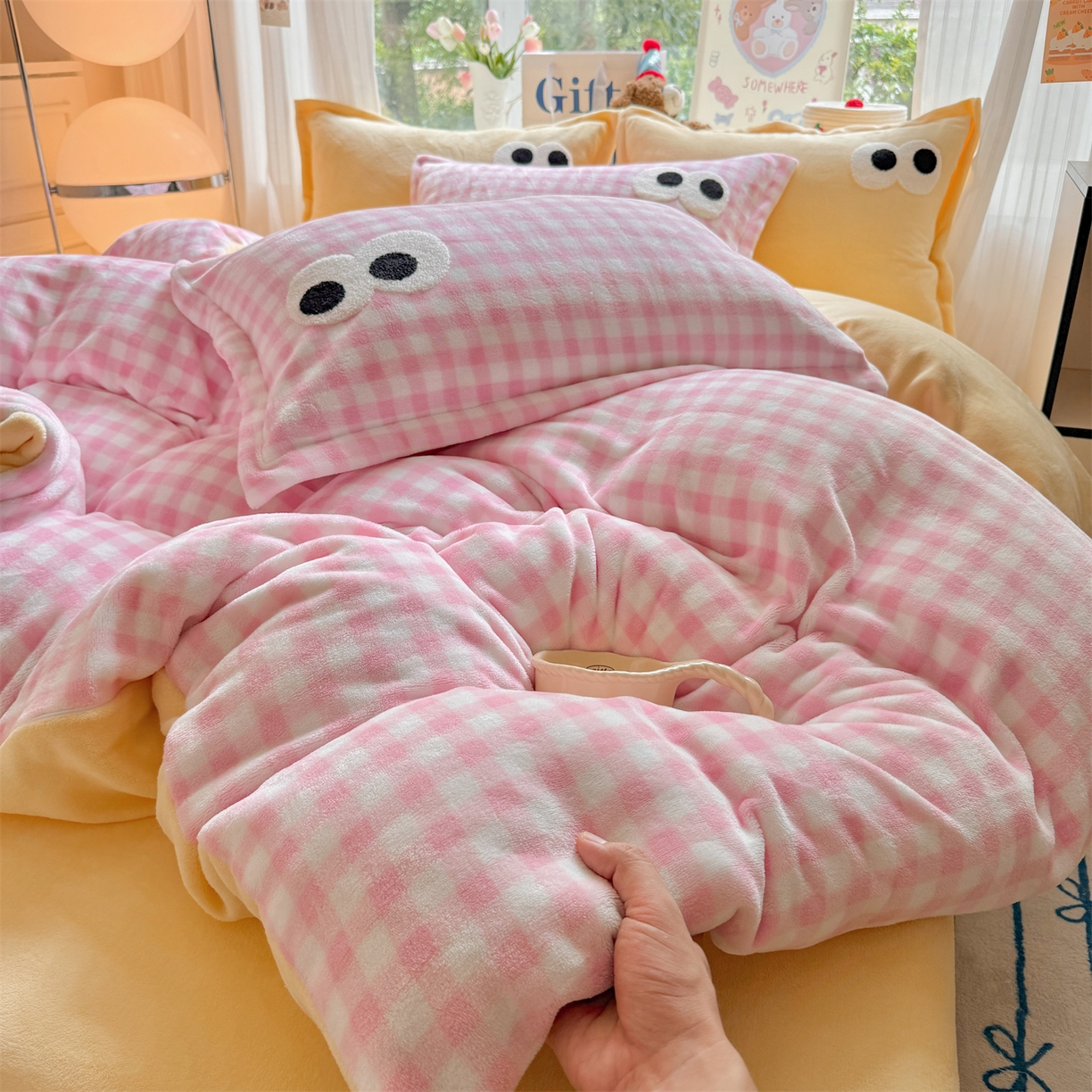 91家纺网 家纺一手货源 找家纺 温眠家纺 2025新款ins加厚毛巾绣大眼睛混搭撞色奶油格子牛奶绒四件套 绒-粉格米黄