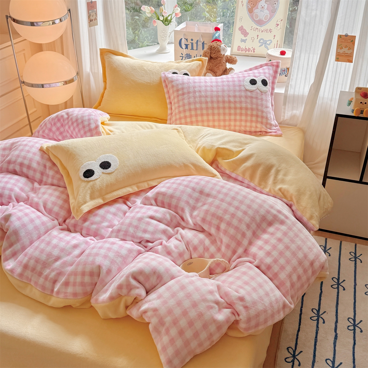 91家纺网 家纺一手货源 找家纺 温眠家纺 2025新款ins加厚毛巾绣大眼睛混搭撞色奶油格子牛奶绒四件套 绒-粉格米黄