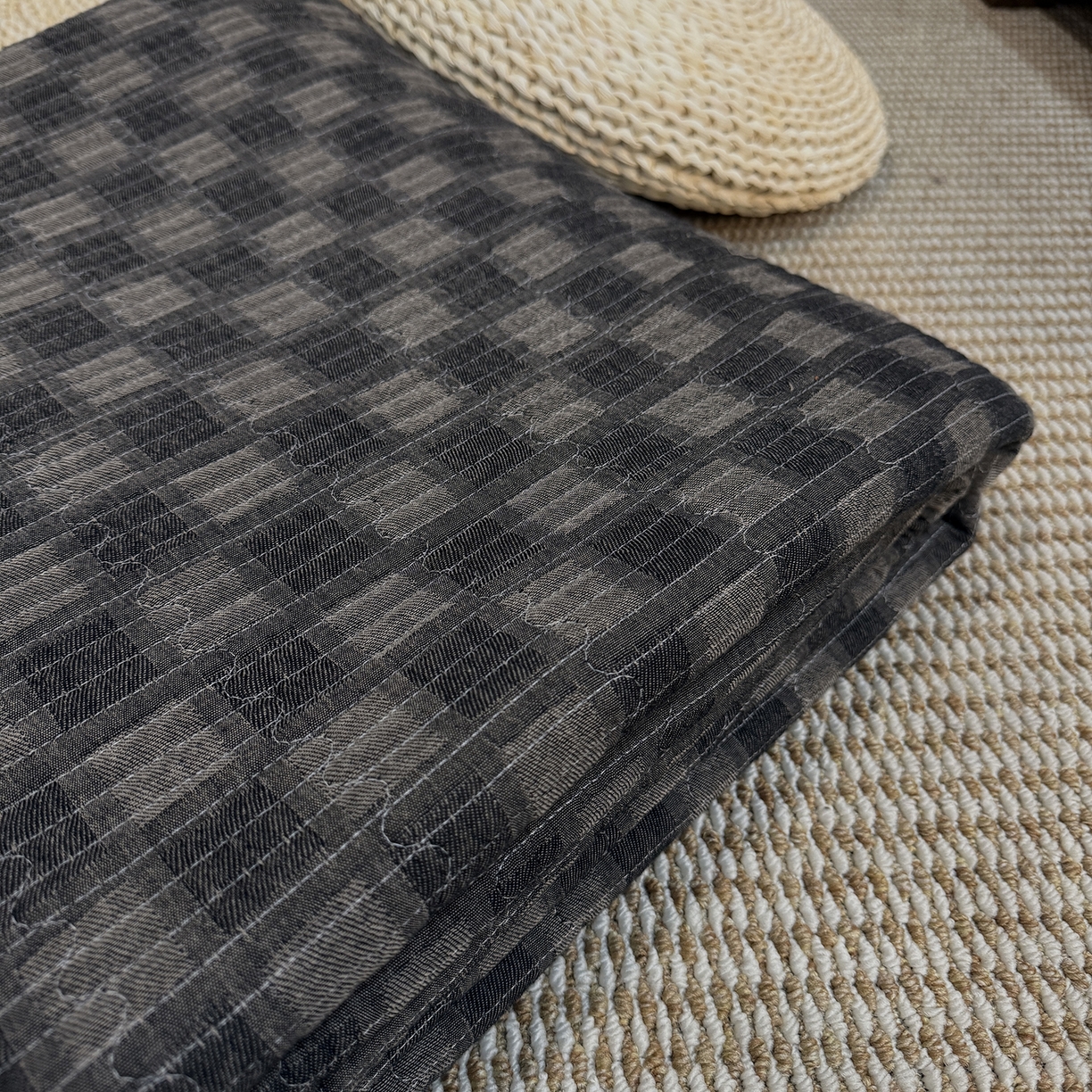 91家纺网 家纺一手货源 找家纺 仰望棉麻双层纱供应链 2026新款亲肤棉加绒床盖 朦胧格