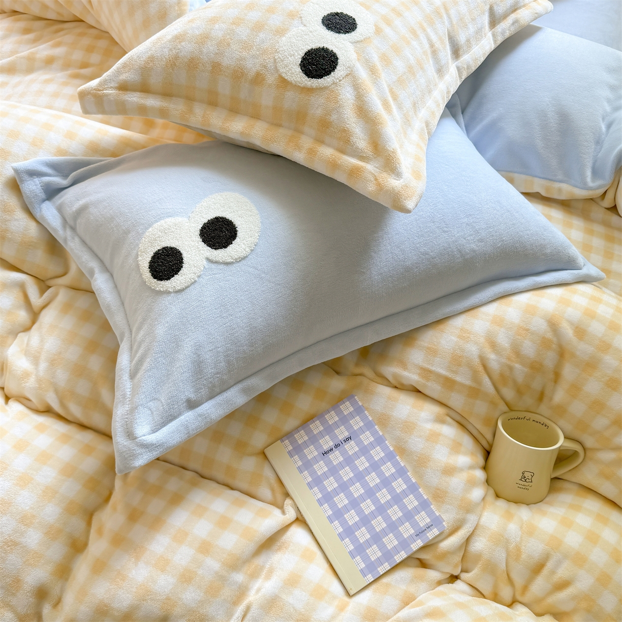 91家纺网 家纺一手货源 找家纺 温眠家纺 2025新款ins加厚毛巾绣大眼睛混搭撞色奶油格子牛奶绒四件套 绒-黄格天蓝