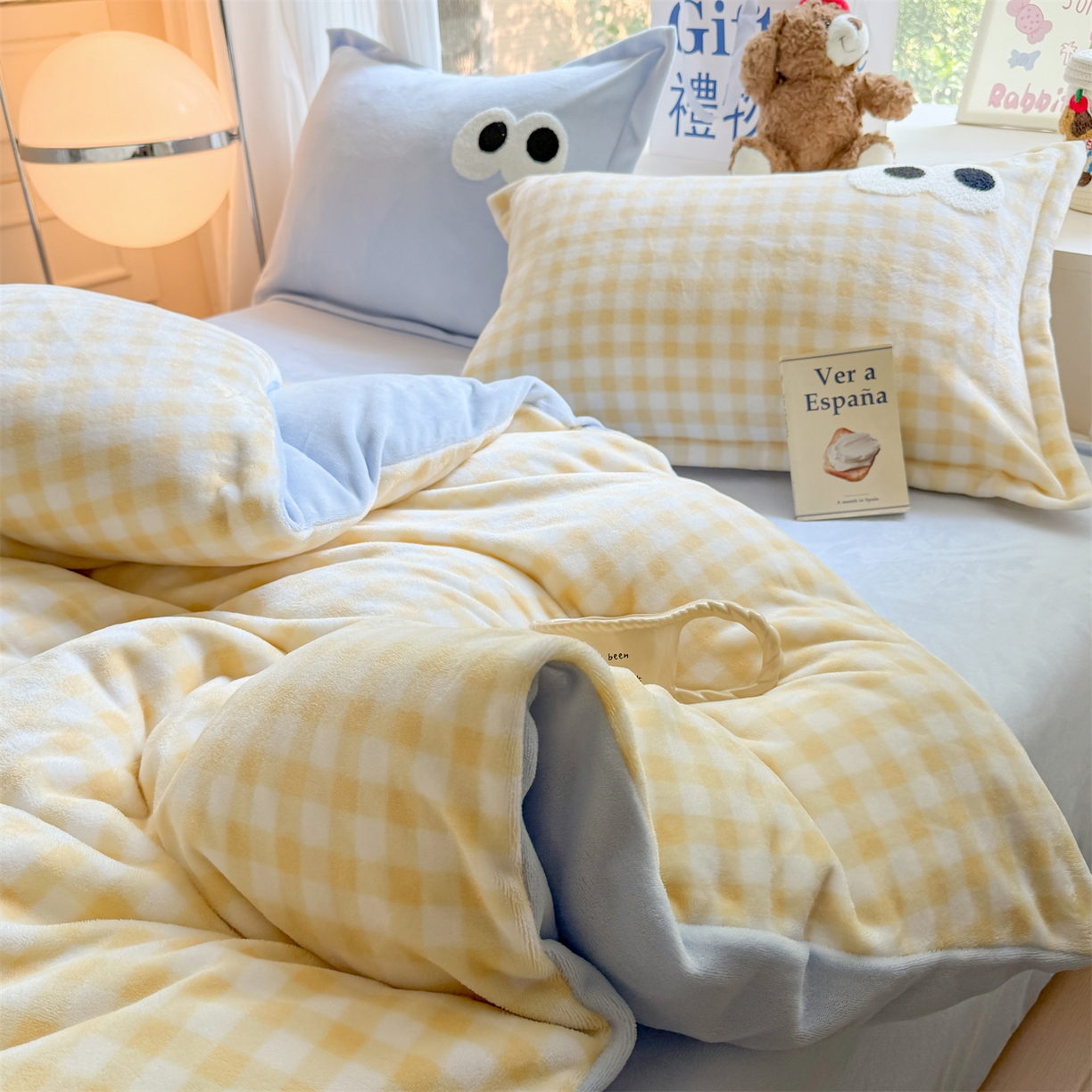 91家纺网 家纺一手货源 找家纺 温眠家纺 2025新款ins加厚毛巾绣大眼睛混搭撞色奶油格子牛奶绒四件套 绒-黄格天蓝