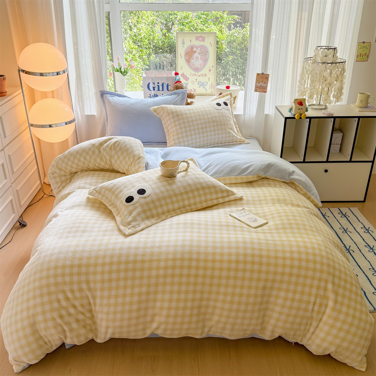 91家纺网 家纺一手货源 找家纺 温眠家纺 2025新款ins加厚毛巾绣大眼睛混搭撞色奶油格子牛奶绒四件套 绒-黄格天蓝