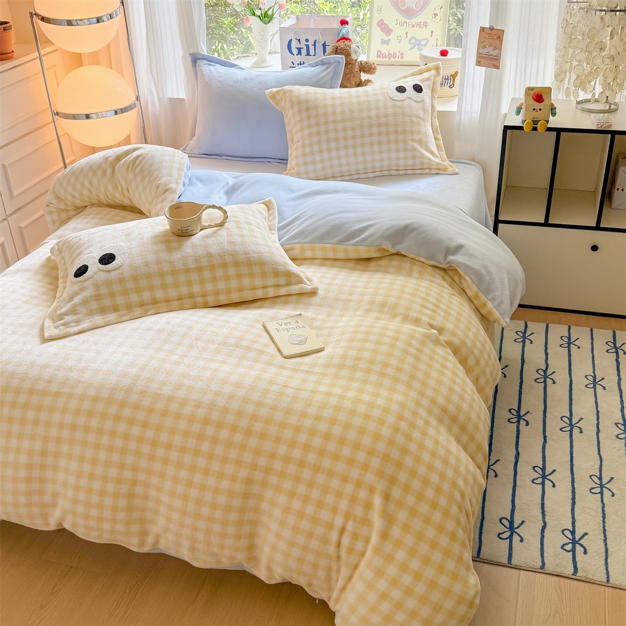 91家纺网 家纺一手货源 找家纺 温眠家纺 2025新款ins加厚毛巾绣大眼睛混搭撞色奶油格子牛奶绒四件套 绒-黄格天蓝