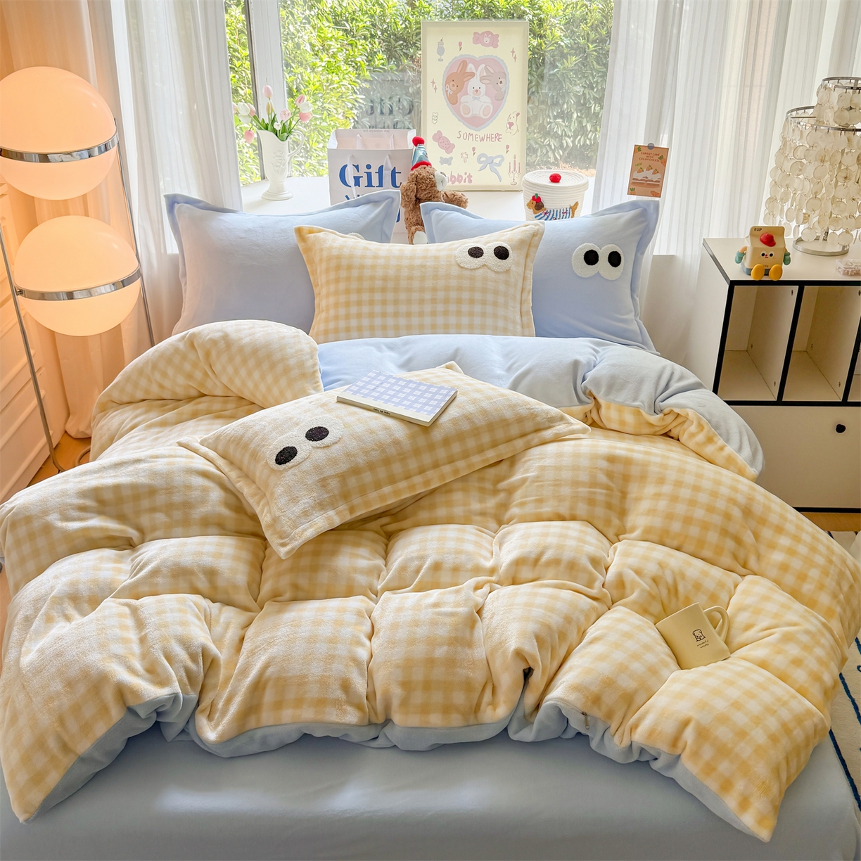 91家纺网 家纺一手货源 找家纺 温眠家纺 2025新款ins加厚毛巾绣大眼睛混搭撞色奶油格子牛奶绒四件套 绒-黄格天蓝