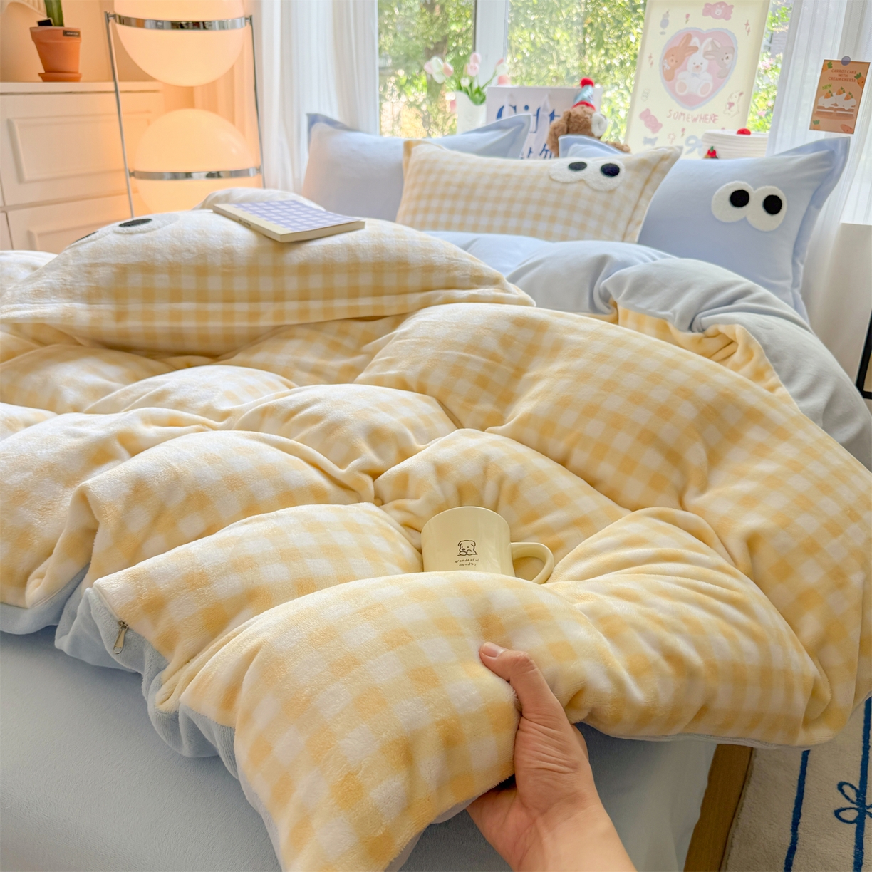 91家纺网 家纺一手货源 找家纺 温眠家纺 2025新款ins加厚毛巾绣大眼睛混搭撞色奶油格子牛奶绒四件套 绒-黄格天蓝