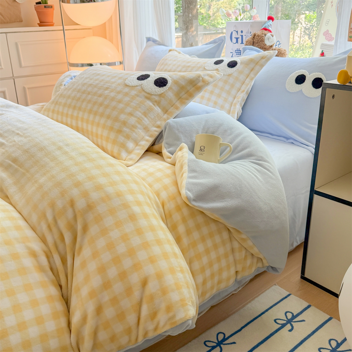 91家纺网 家纺一手货源 找家纺 温眠家纺 2025新款ins加厚毛巾绣大眼睛混搭撞色奶油格子牛奶绒四件套 绒-黄格天蓝