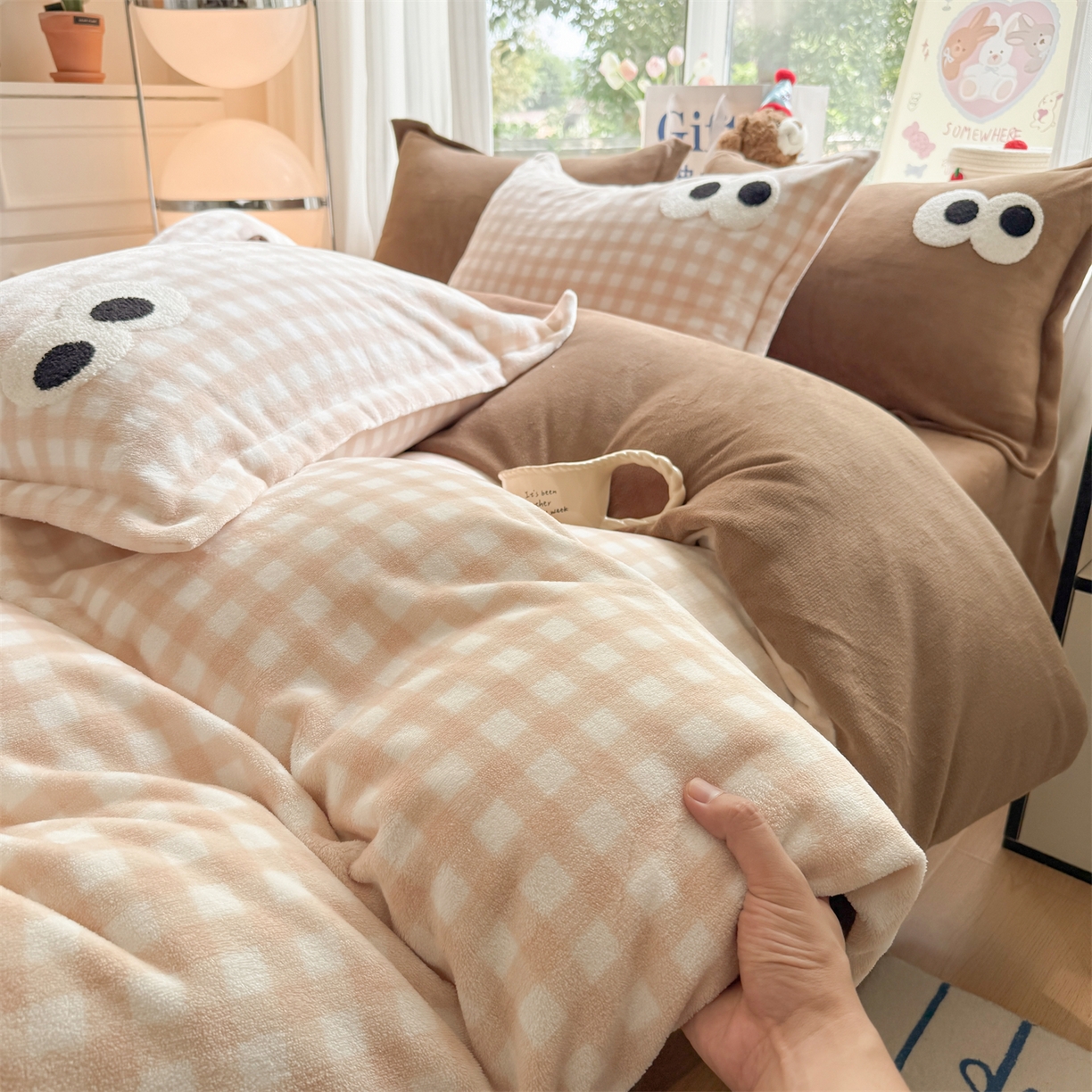 温眠家纺 2025新款ins加厚毛巾绣大眼睛混搭撞色奶油格子牛奶绒四件套 绒-咖格卡其