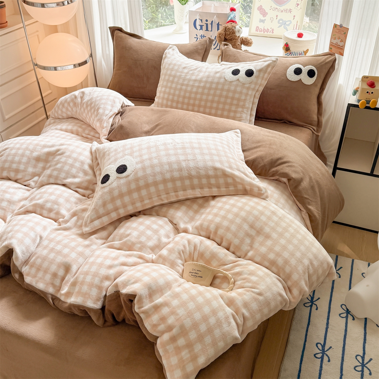 91家纺网 家纺一手货源 找家纺 温眠家纺 2025新款ins加厚毛巾绣大眼睛混搭撞色奶油格子牛奶绒四件套 绒-咖格卡其