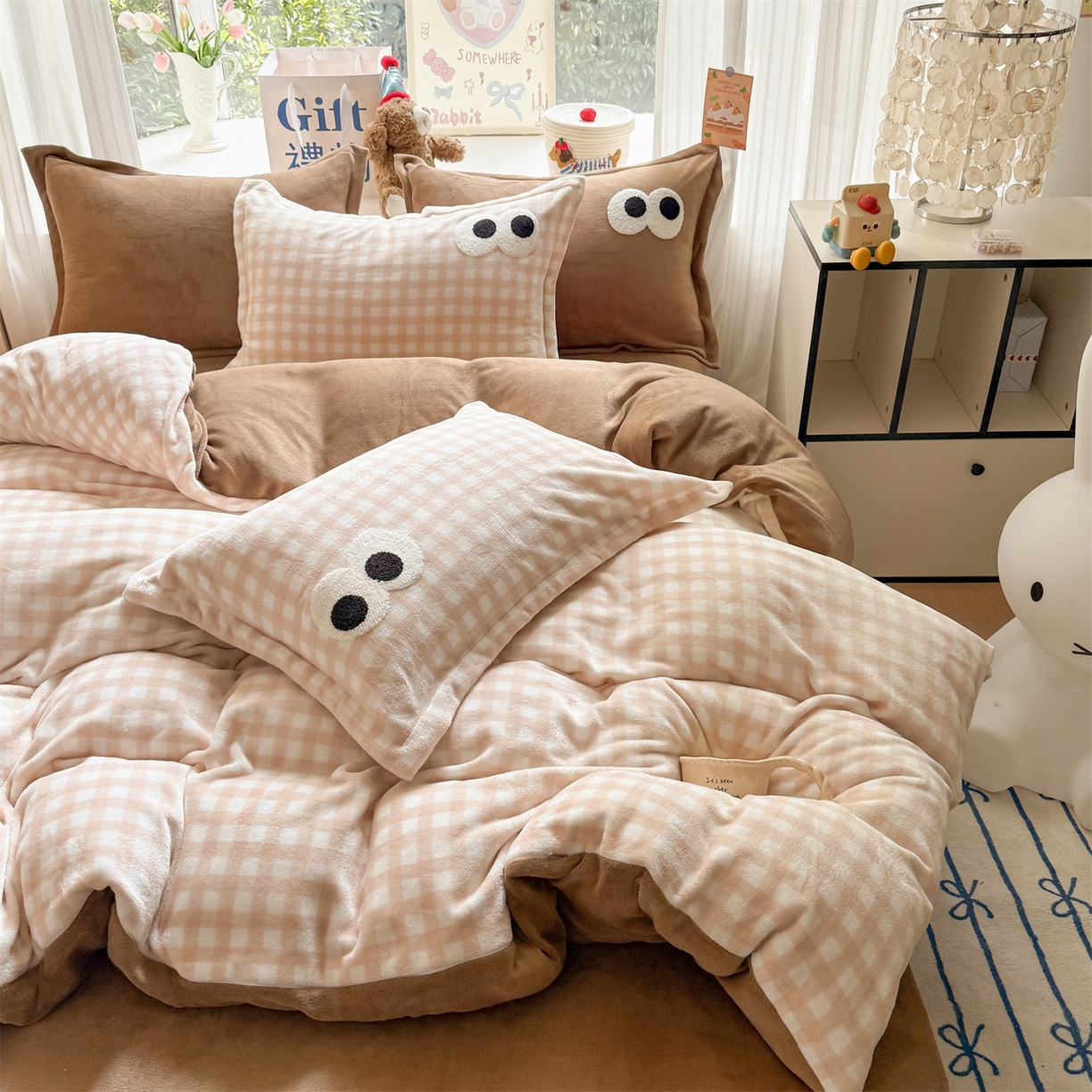 91家纺网 家纺一手货源 找家纺 温眠家纺 2025新款ins加厚毛巾绣大眼睛混搭撞色奶油格子牛奶绒四件套 绒-咖格卡其