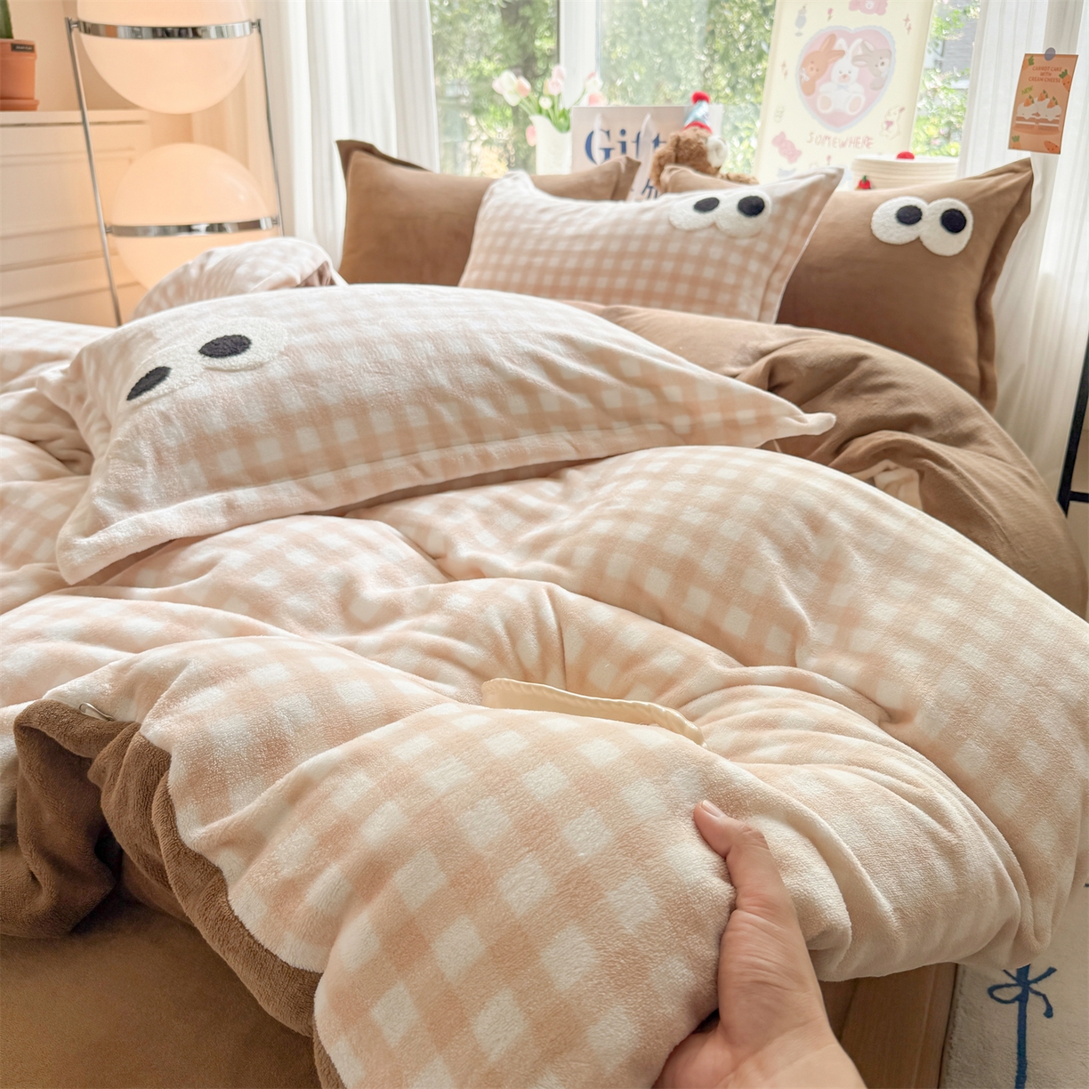 91家纺网 家纺一手货源 找家纺 温眠家纺 2025新款ins加厚毛巾绣大眼睛混搭撞色奶油格子牛奶绒四件套 绒-咖格卡其