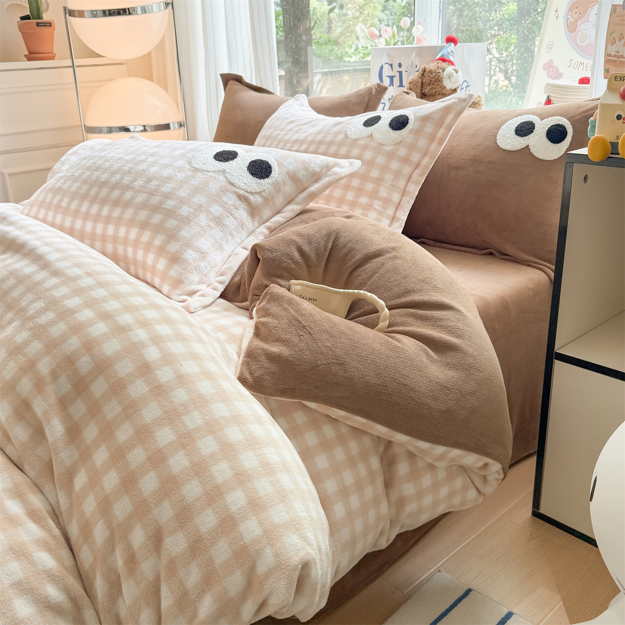 91家纺网 家纺一手货源 找家纺 温眠家纺 2025新款ins加厚毛巾绣大眼睛混搭撞色奶油格子牛奶绒四件套 绒-咖格卡其