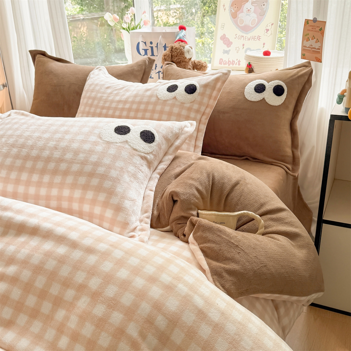 91家纺网 家纺一手货源 找家纺 温眠家纺 2025新款ins加厚毛巾绣大眼睛混搭撞色奶油格子牛奶绒四件套 绒-咖格卡其