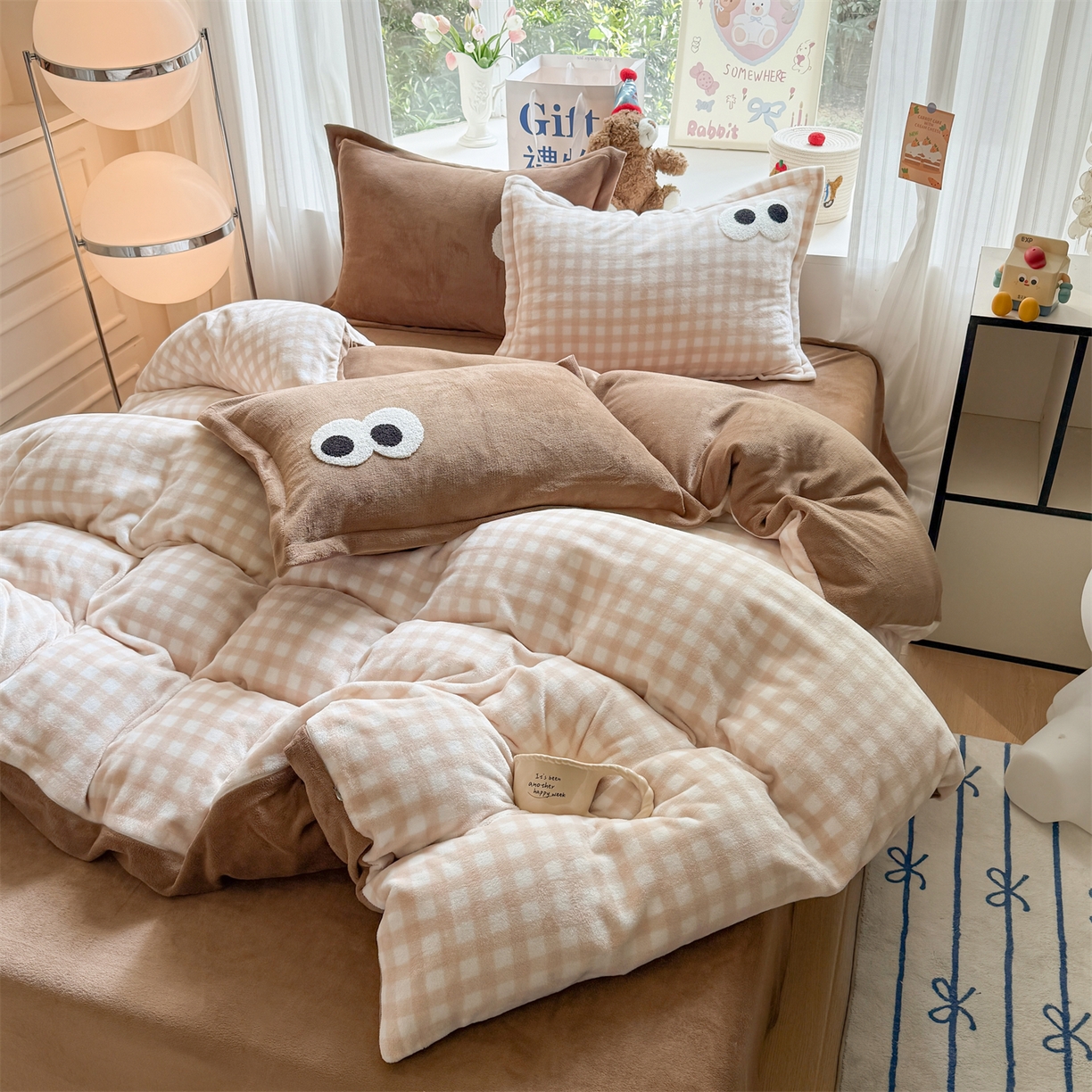91家纺网 家纺一手货源 找家纺 温眠家纺 2025新款ins加厚毛巾绣大眼睛混搭撞色奶油格子牛奶绒四件套 绒-咖格卡其