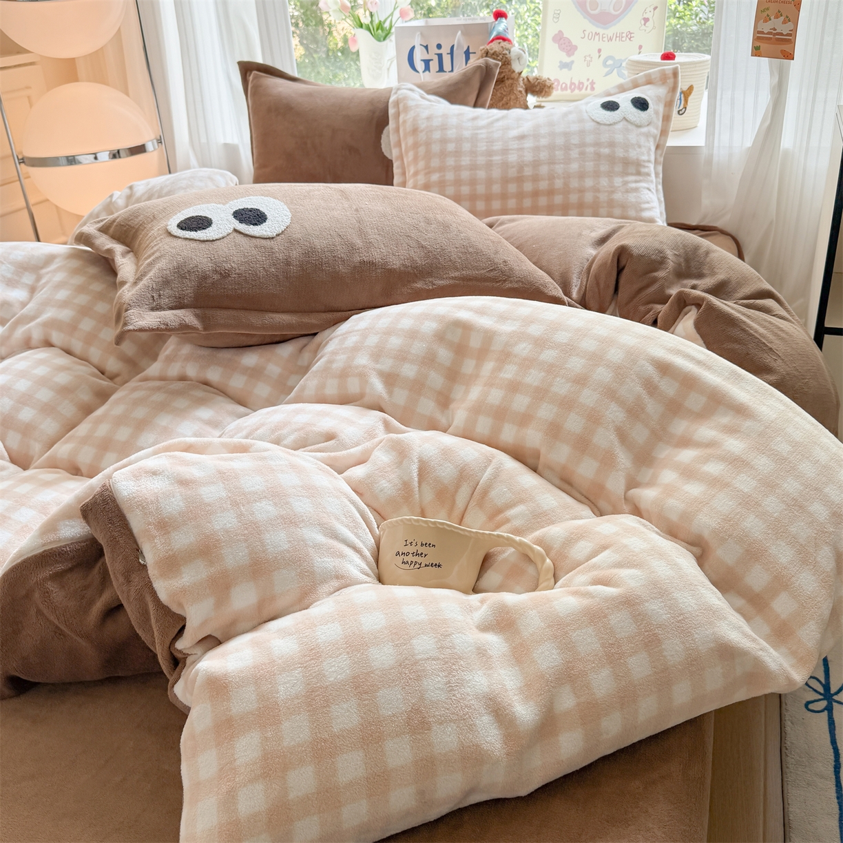 91家纺网 家纺一手货源 找家纺 温眠家纺 2025新款ins加厚毛巾绣大眼睛混搭撞色奶油格子牛奶绒四件套 绒-咖格卡其