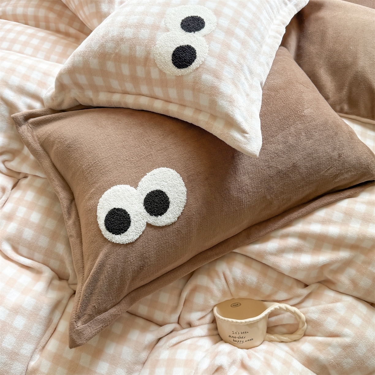 91家纺网 家纺一手货源 找家纺 温眠家纺 2025新款ins加厚毛巾绣大眼睛混搭撞色奶油格子牛奶绒四件套 绒-咖格卡其