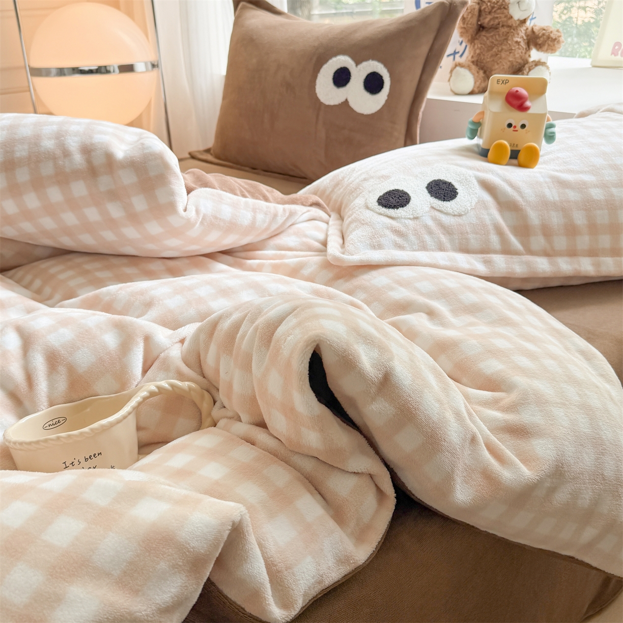 91家纺网 家纺一手货源 找家纺 温眠家纺 2025新款ins加厚毛巾绣大眼睛混搭撞色奶油格子牛奶绒四件套 绒-咖格卡其