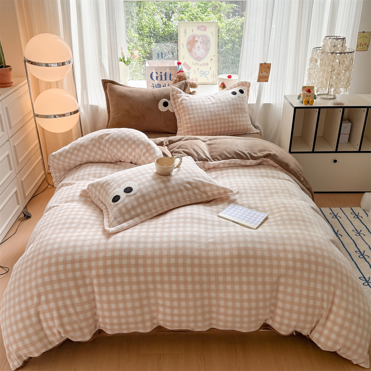 91家纺网 家纺一手货源 找家纺 温眠家纺 2025新款ins加厚毛巾绣大眼睛混搭撞色奶油格子牛奶绒四件套 绒-咖格卡其