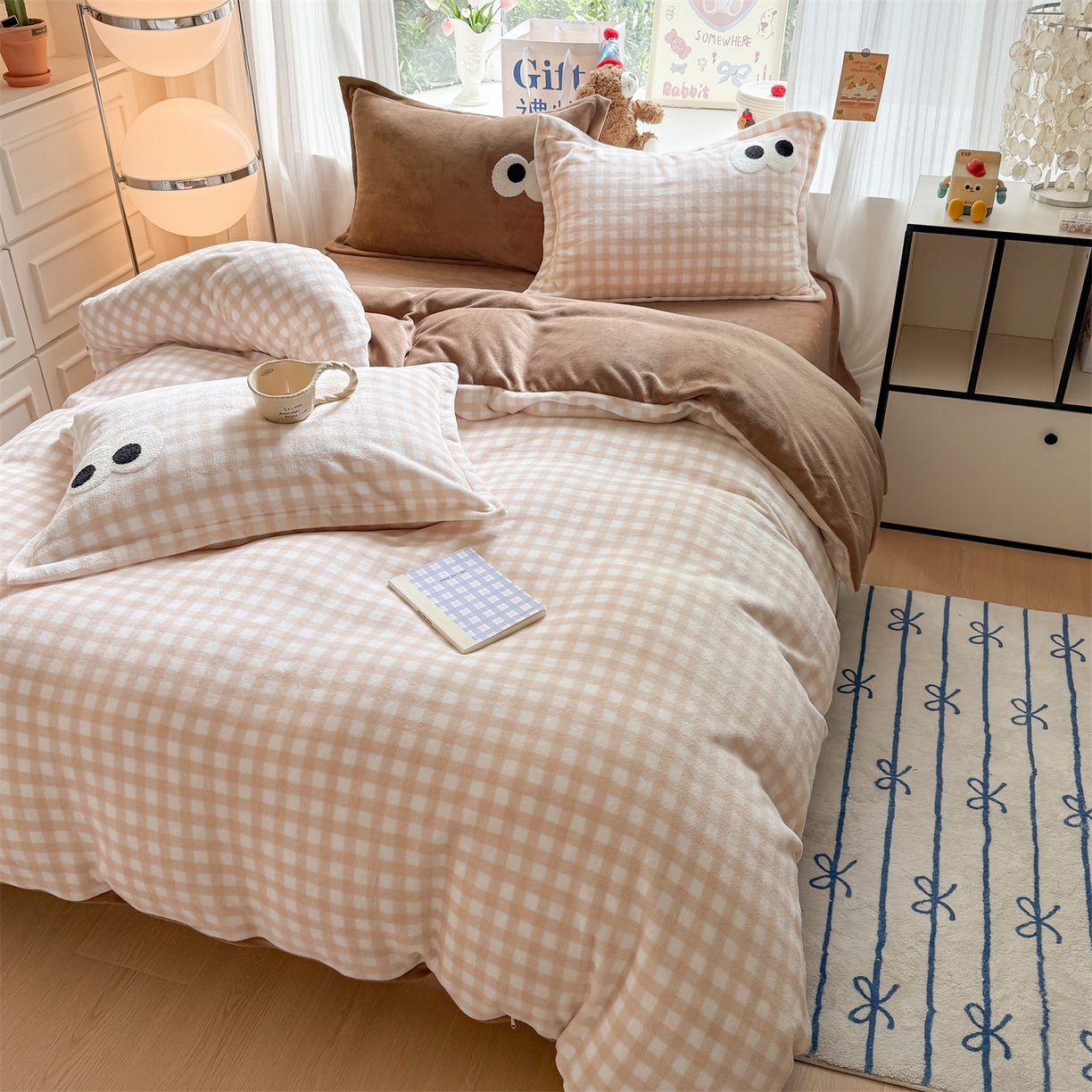 91家纺网 家纺一手货源 找家纺 温眠家纺 2025新款ins加厚毛巾绣大眼睛混搭撞色奶油格子牛奶绒四件套 绒-咖格卡其