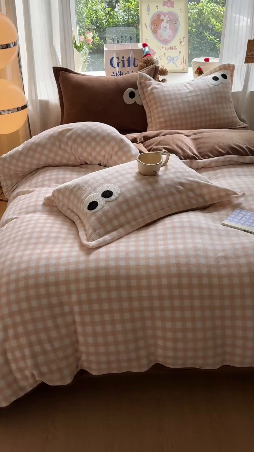 91家纺网 家纺一手货源 找家纺 温眠家纺 2025新款ins加厚毛巾绣大眼睛混搭撞色奶油格子牛奶绒四件套 绒-咖格卡其
