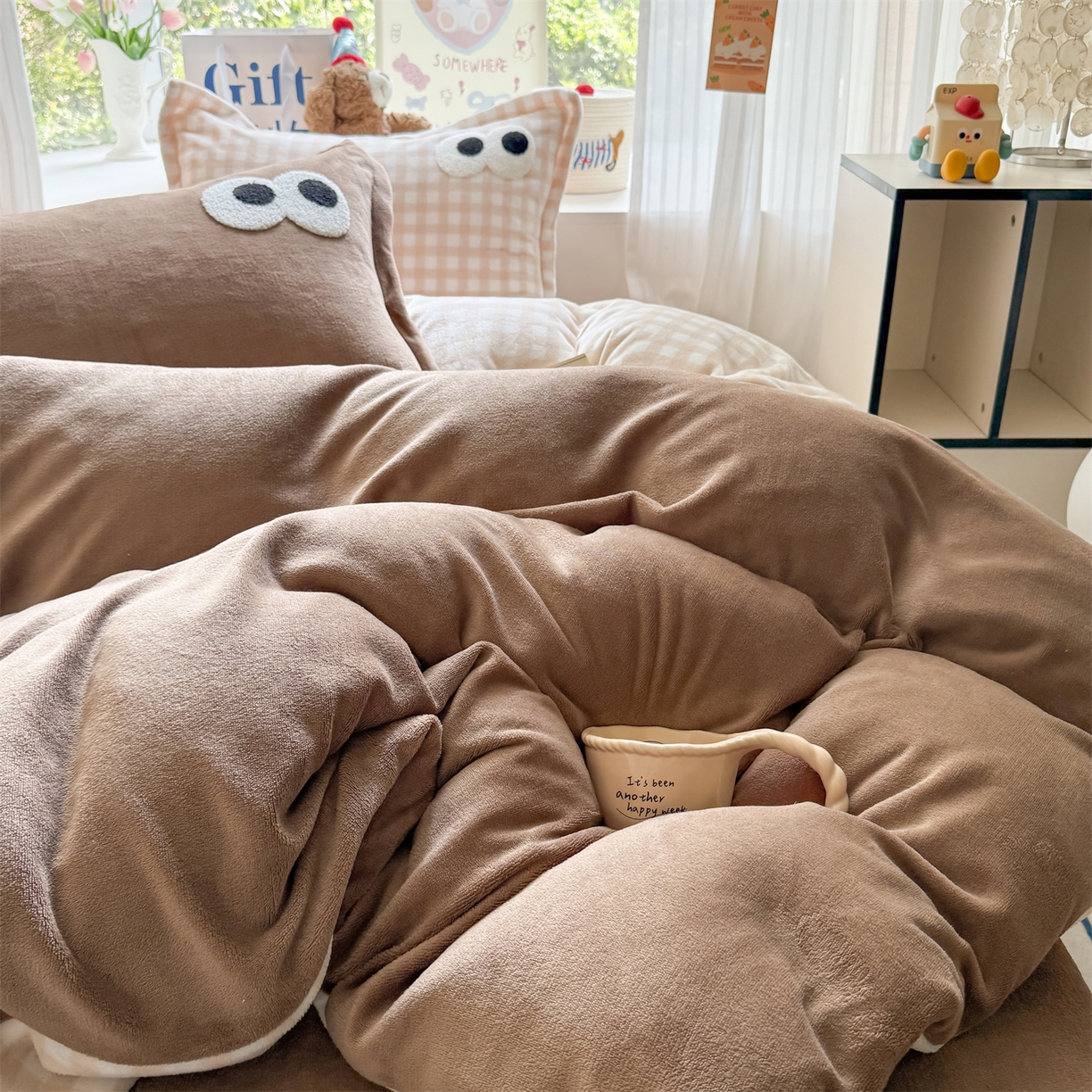 91家纺网 家纺一手货源 找家纺 温眠家纺 2025新款ins加厚毛巾绣大眼睛混搭撞色奶油格子牛奶绒四件套 绒-卡其咖格