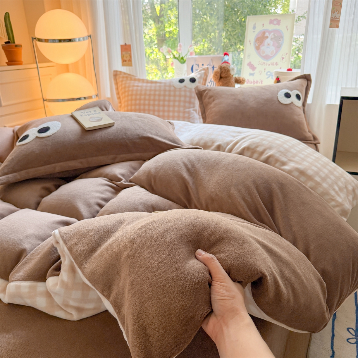 91家纺网 家纺一手货源 找家纺 温眠家纺 2025新款ins加厚毛巾绣大眼睛混搭撞色奶油格子牛奶绒四件套 绒-卡其咖格