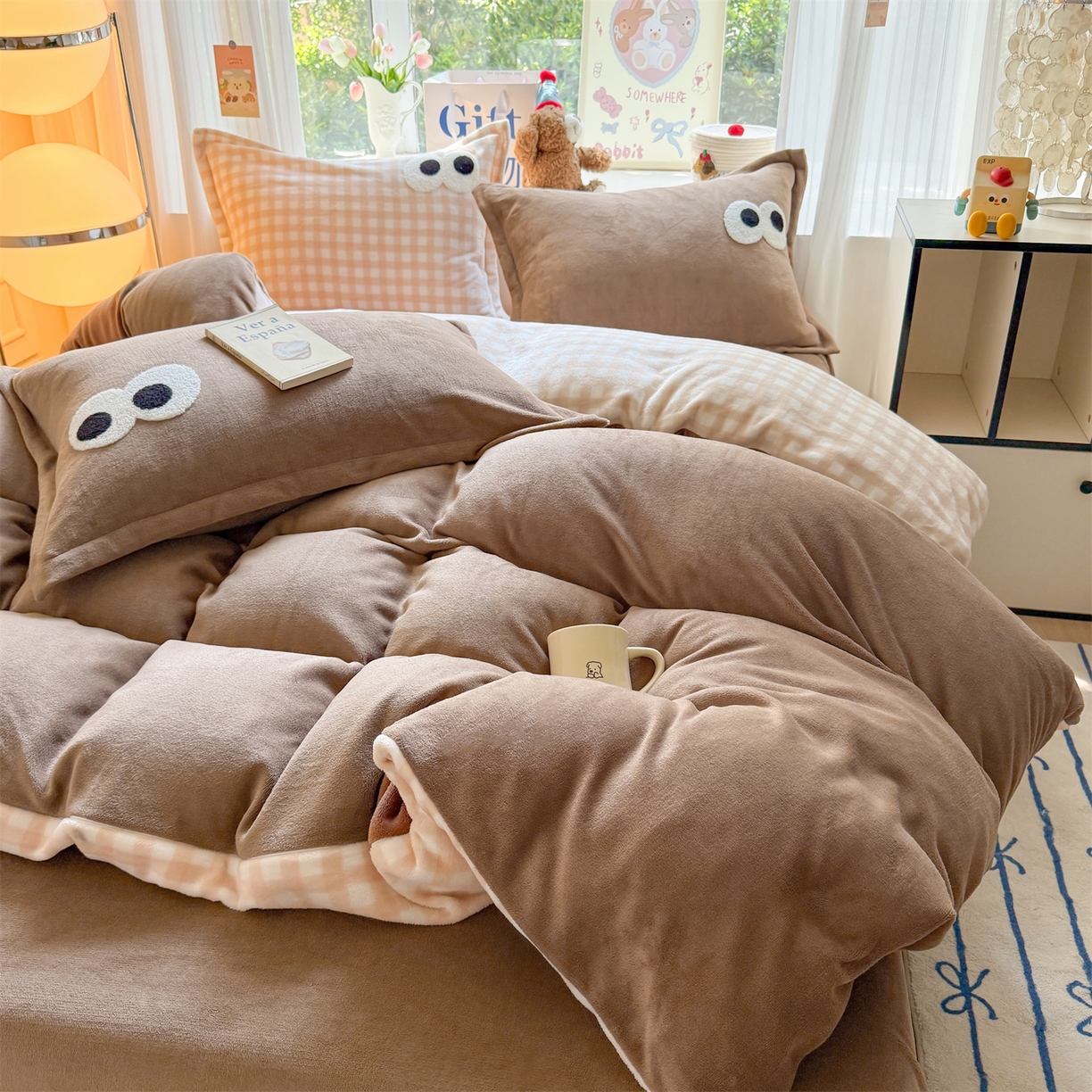 91家纺网 家纺一手货源 找家纺 温眠家纺 2025新款ins加厚毛巾绣大眼睛混搭撞色奶油格子牛奶绒四件套 绒-卡其咖格