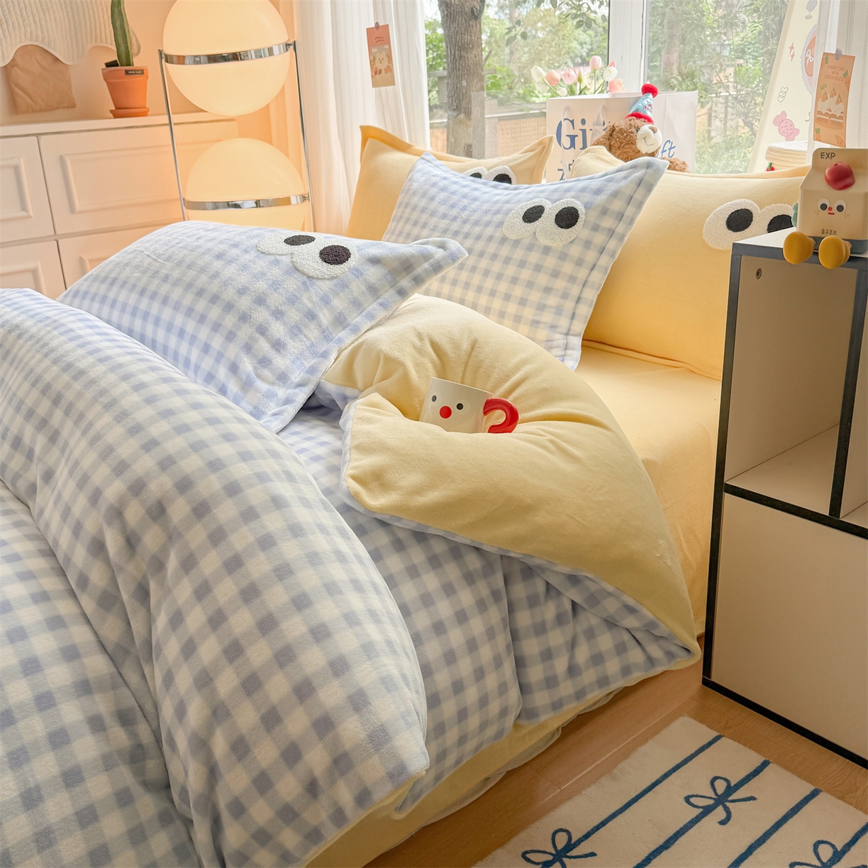 91家纺网 家纺一手货源 找家纺 温眠家纺 2025新款ins加厚毛巾绣大眼睛混搭撞色奶油格子牛奶绒四件套 绒-蓝格米黄