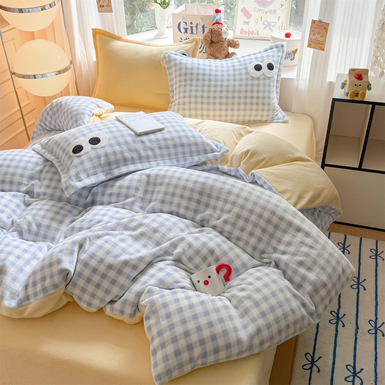 91家纺网 家纺一手货源 找家纺 温眠家纺 2025新款ins加厚毛巾绣大眼睛混搭撞色奶油格子牛奶绒四件套 绒-蓝格米黄