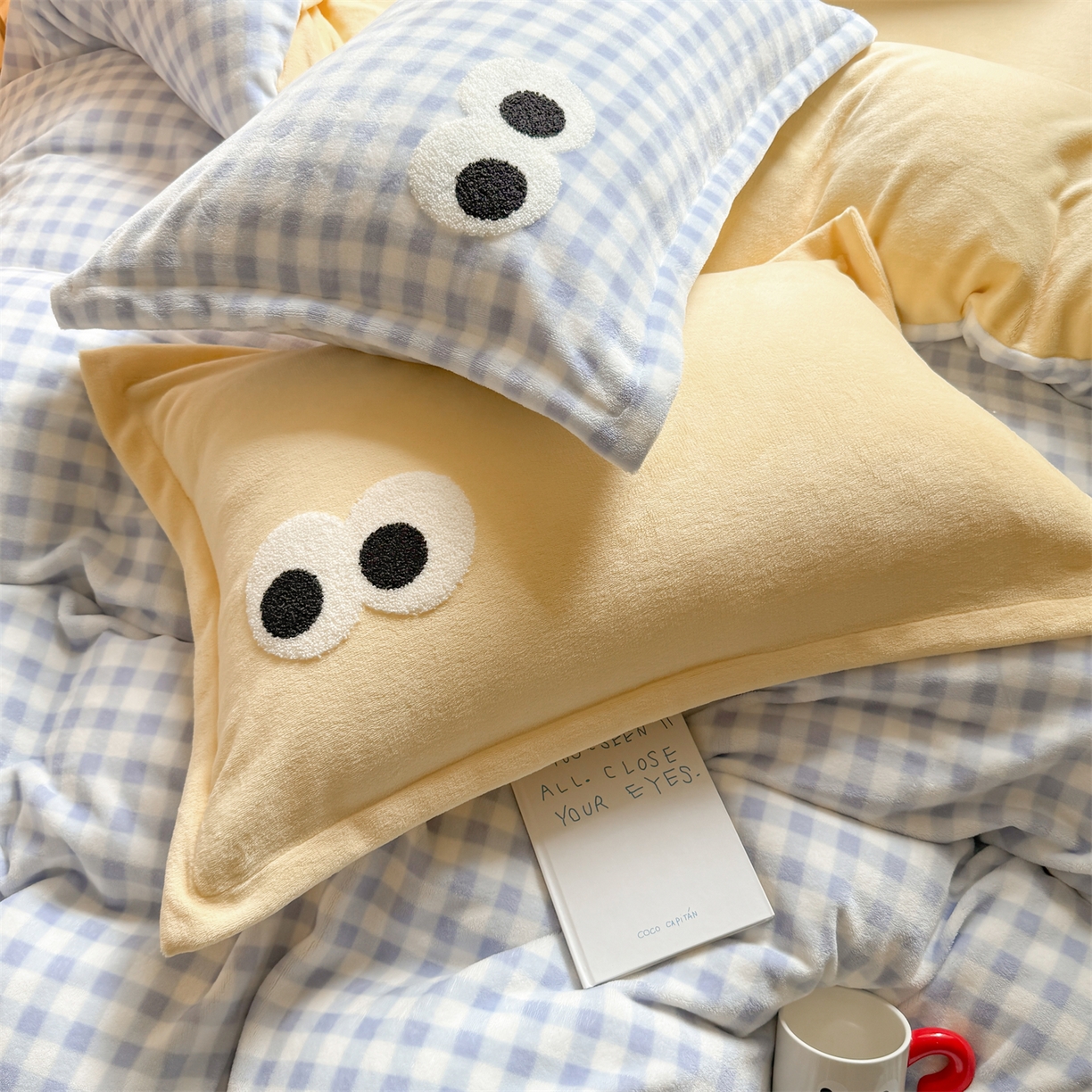 91家纺网 家纺一手货源 找家纺 温眠家纺 2025新款ins加厚毛巾绣大眼睛混搭撞色奶油格子牛奶绒四件套 绒-蓝格米黄