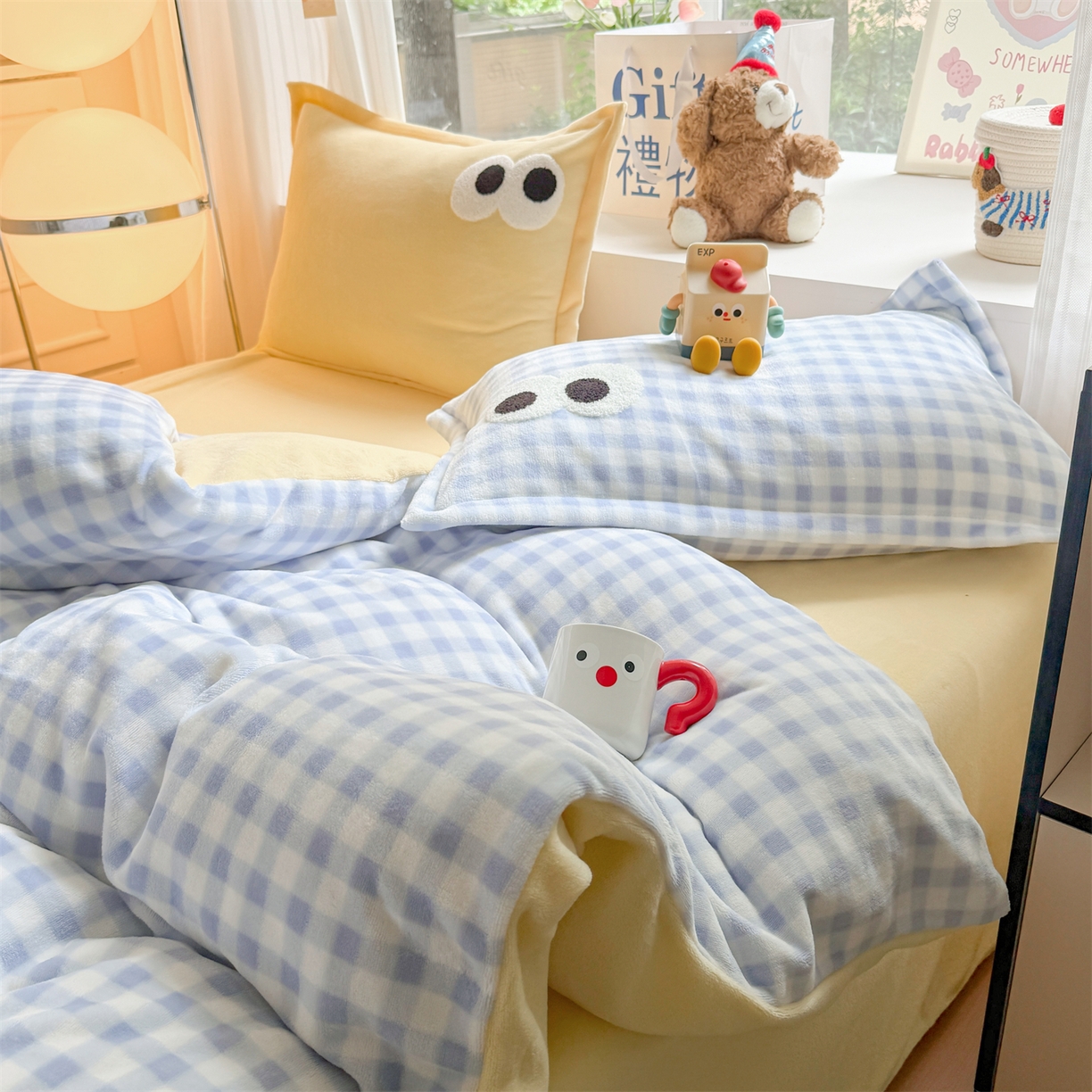 91家纺网 家纺一手货源 找家纺 温眠家纺 2025新款ins加厚毛巾绣大眼睛混搭撞色奶油格子牛奶绒四件套 绒-蓝格米黄
