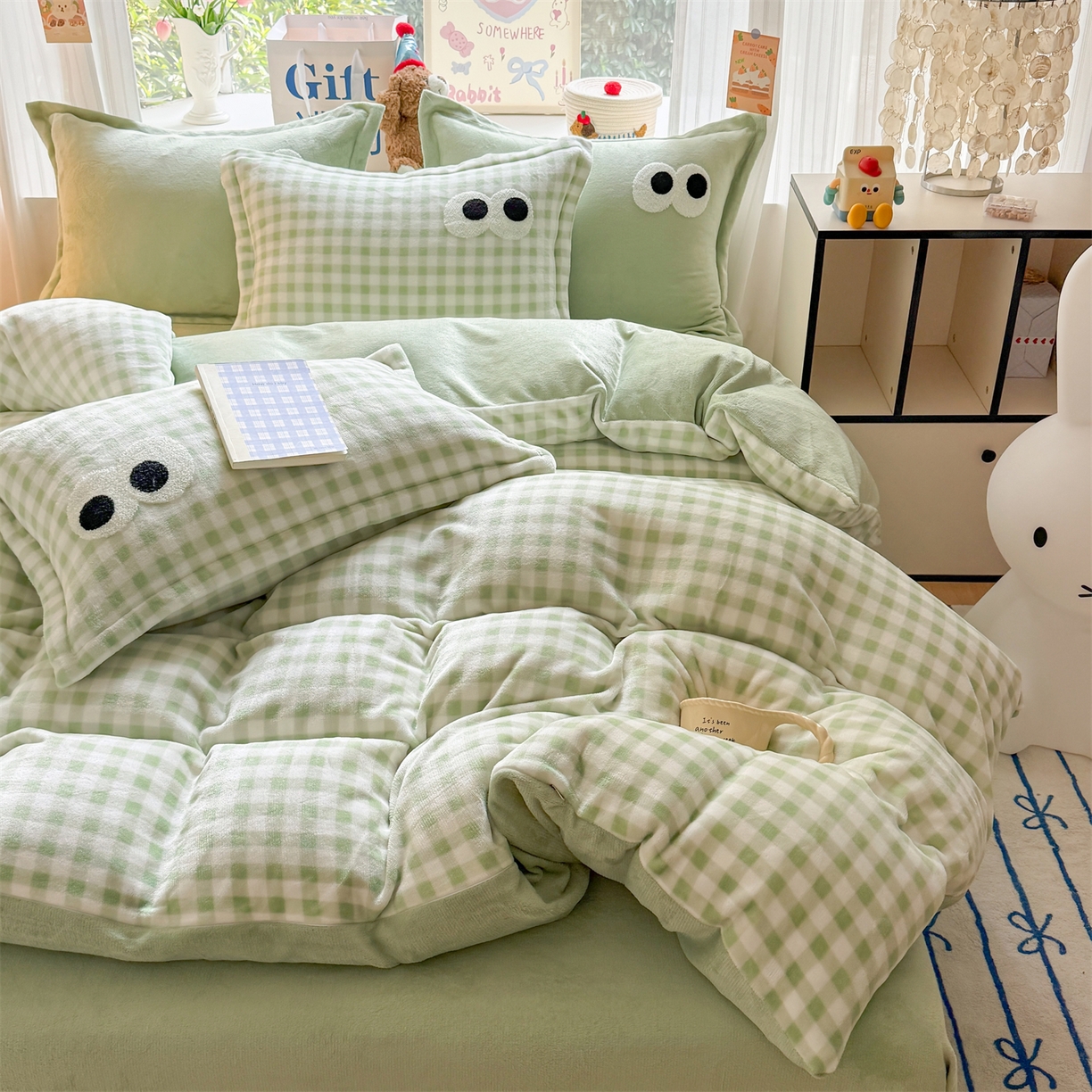 91家纺网 家纺一手货源 找家纺 温眠家纺 2025新款ins加厚毛巾绣大眼睛混搭撞色奶油格子牛奶绒四件套 绒-绿格