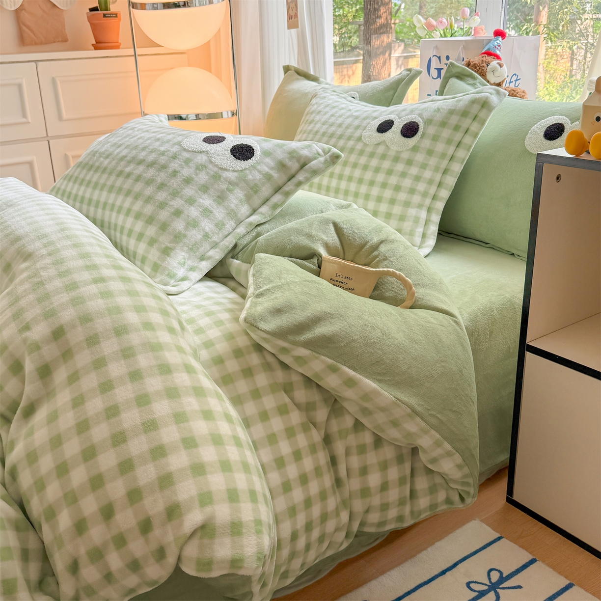 91家纺网 家纺一手货源 找家纺 温眠家纺 2025新款ins加厚毛巾绣大眼睛混搭撞色奶油格子牛奶绒四件套 绒-绿格