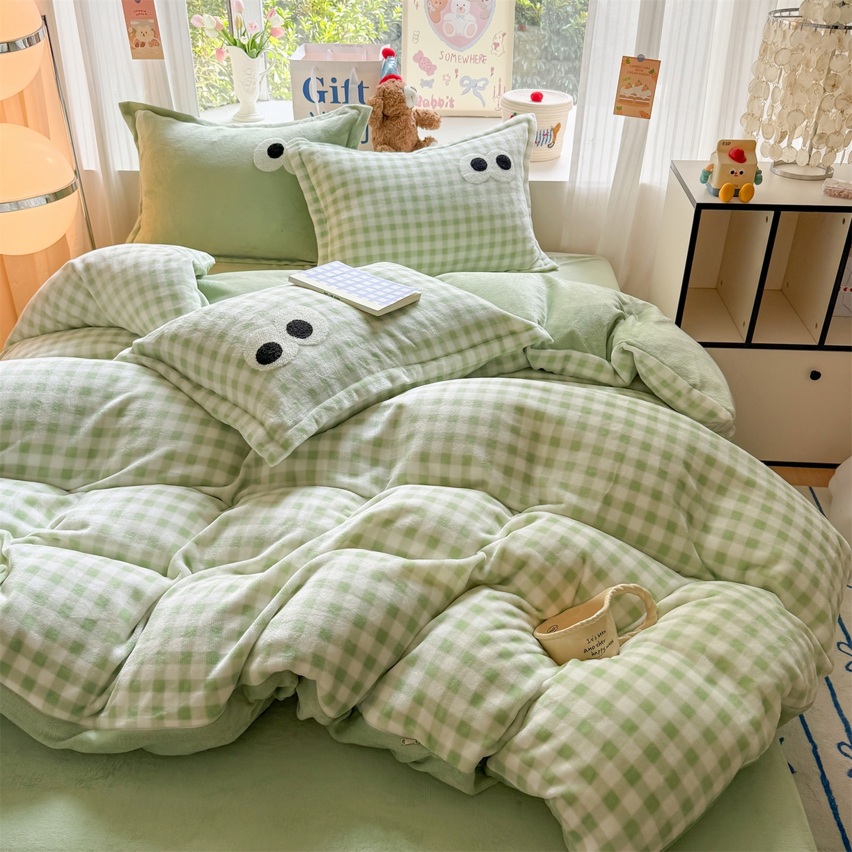91家纺网 家纺一手货源 找家纺 温眠家纺 2025新款ins加厚毛巾绣大眼睛混搭撞色奶油格子牛奶绒四件套 绒-绿格